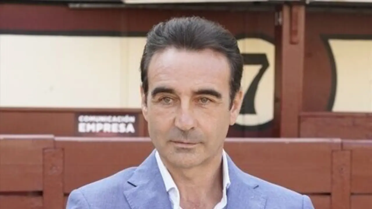 Enrique Ponce durante su encuentro con los medios. / &Aacute;ngel D&iacute;az Bri&ntilde;as / Archivo