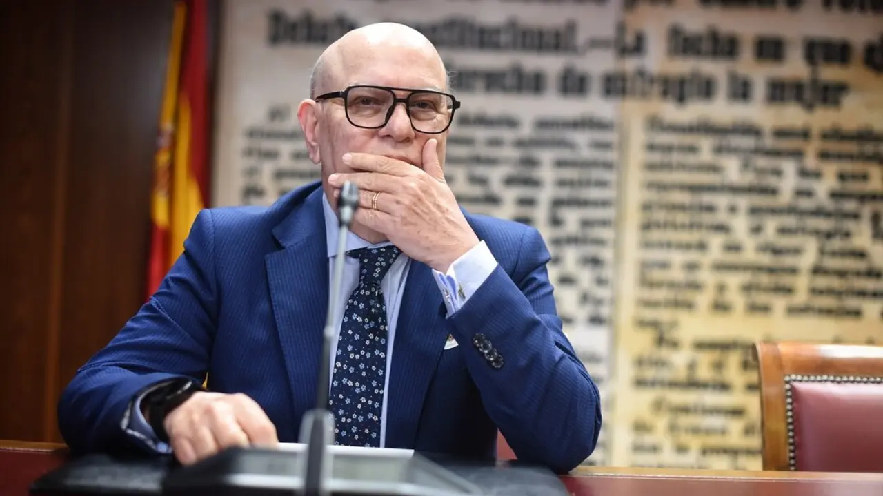El director del Parador de Turismo de Teruel, Joaqu&iacute;n Guti&eacute;rrez L&oacute;pez, comparece en la Comisi&oacute;n sobre el &lsquo;caso Koldo&rsquo; en el Senado, a 19 de mayo de 2025, en Madrid (Espa&ntilde;a). Joaqu&iacute;n Guti&eacute;rrez L&oacute;pez ha comparecido ante la Comisi&oacute;n de Investigaci&oacute;n sobre los contratos, licencias, concesiones, ayudas y otras operaciones del Gobierno y del sector p&uacute;blico, relacionadas con la intermediaci&oacute;n de Koldo Garc&iacute;a Izaguirre y con las dem&aacute;s personas vinculadas a la trama investigada en la Operaci&oacute;n Delorme, y respecto a los presuntos delitos relativos a la corrupci&oacute;n que tengan una relaci&oacute;n, directa o indirecta, o conexi&oacute;n con las mismas.
Fecha: 19/05/2025. leer menos

Firma: Fernando S&aacute;nchez / Europa Press