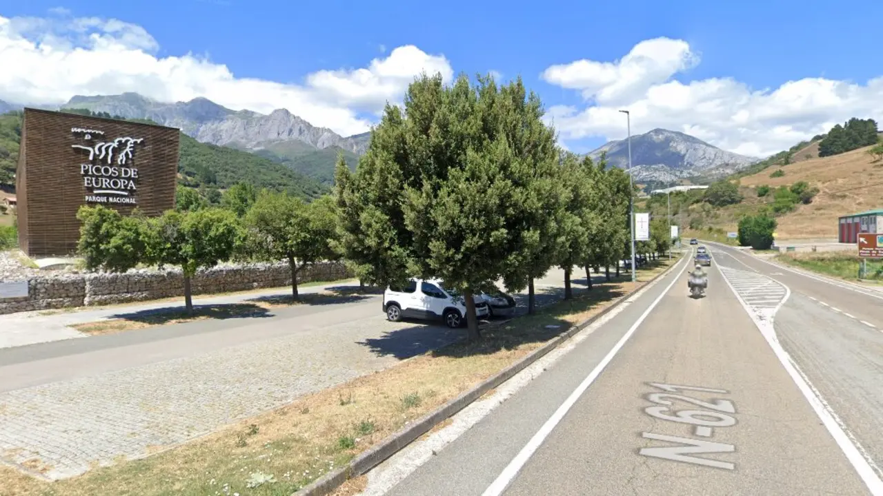 Tramo de la carretera N-621 a la altura de Tama, en el municipio de Cillorigo de Li&eacute;bana, donde un hombre de 74 a&ntilde;os fue atropellado el lunes por la ma&ntilde;ana. La v&iacute;ctima resid&iacute;a en la residencia Santa Gregoria.