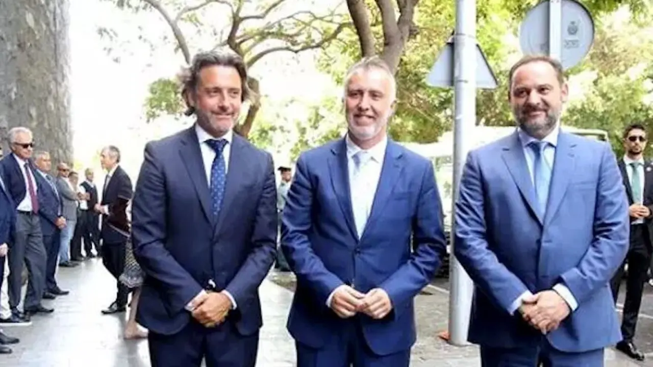 De izquierda a derecha, el presidente del Parlamento de Canarias, Gustavo Matos, el presidente del Gobierno de Canarias, &Aacute;ngel V&iacute;ctor Torres, y el ministro de Fomento en funciones, Jos&eacute; Luis &Aacute;balos.  / ARCHIVO