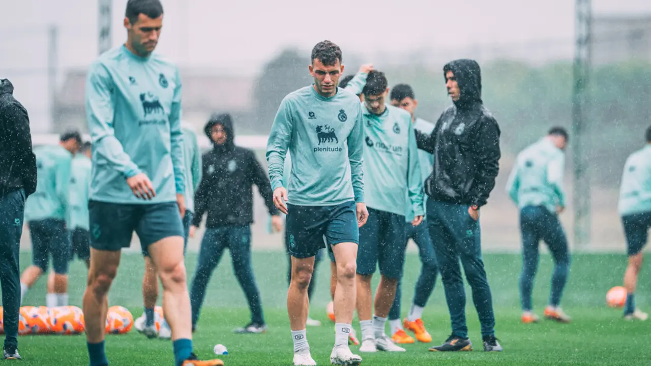 Los jugadores del Racing se ejercitan bajo la lluvia en La Albericia, concentrados en preparar la decisiva visita a Elda.