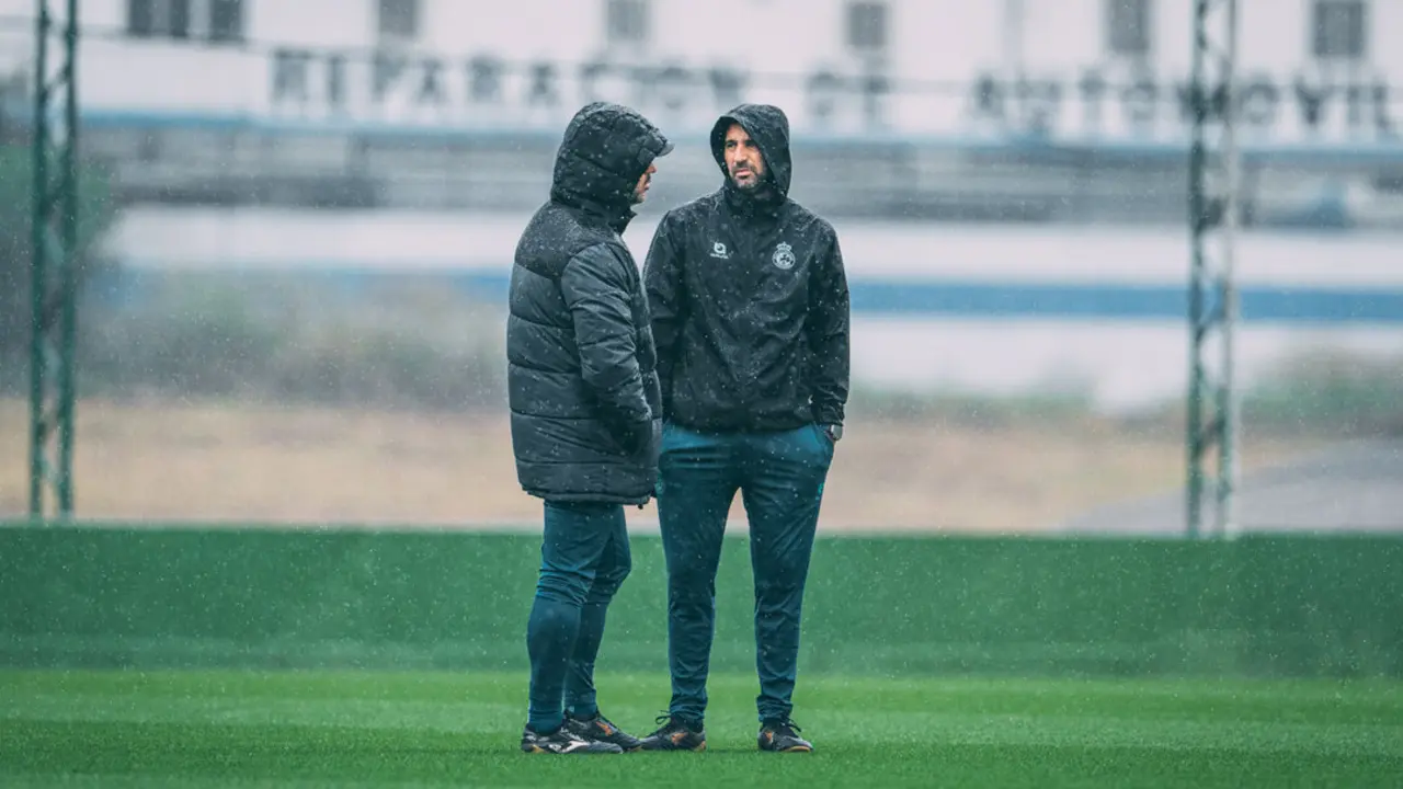 Jos&eacute; Alberto L&oacute;pez, t&eacute;cnico del Racing, observa pensativo la sesi&oacute;n bajo la lluvia en La Albericia mientras busca soluciones para el tramo final de temporada.