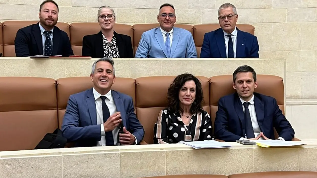 Diputados del Grupo Parlamentario Socialista durante la sesi&oacute;n plenaria del Parlamento de Cantabria celebrada el 20 de mayo de 2025.