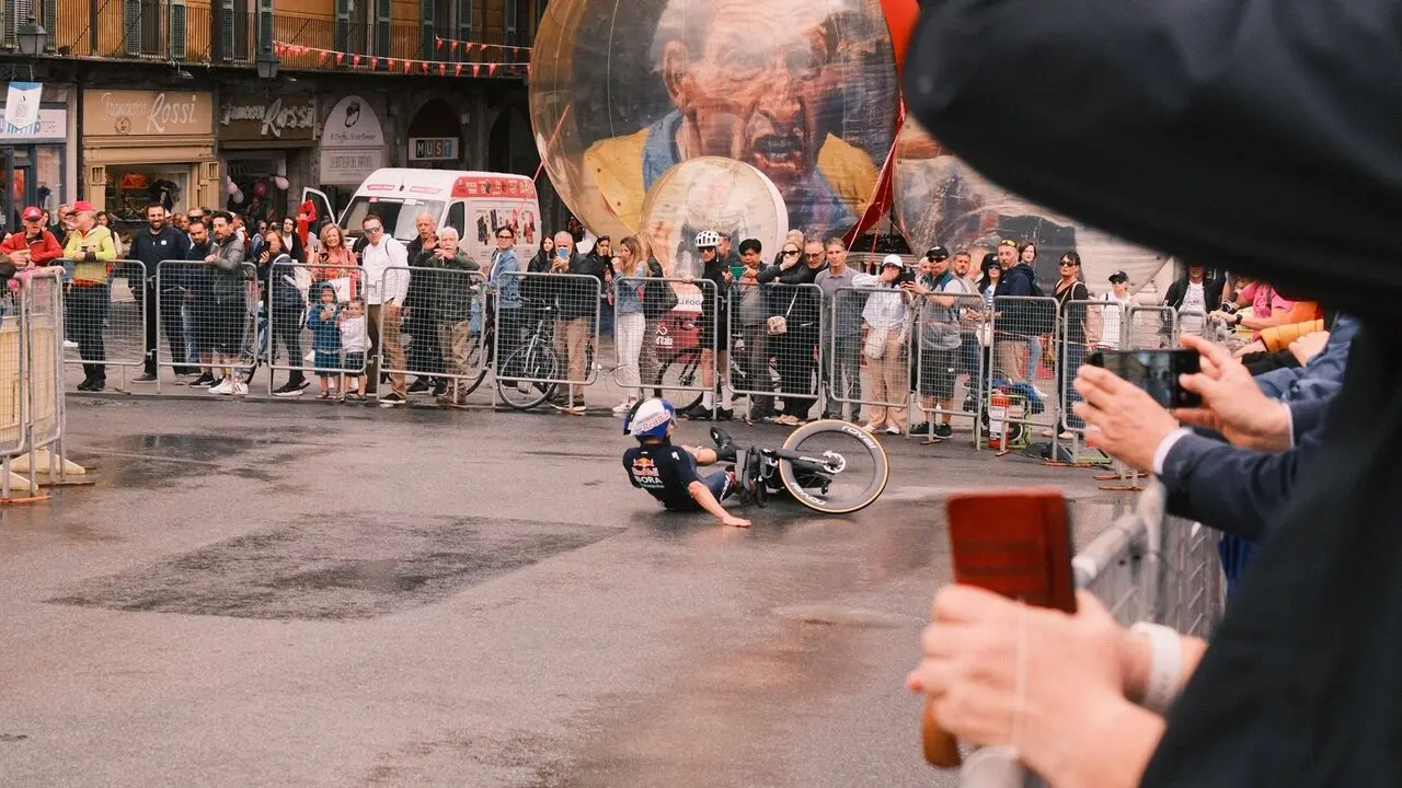 Primoz Roglic, ciclista del Red Bull&ndash;BORA, en el suelo tras su ca&iacute;da durante el reconocimiento de la contrarreloj del Giro de Italia 2025, ante la mirada de decenas de aficionados en Pisa