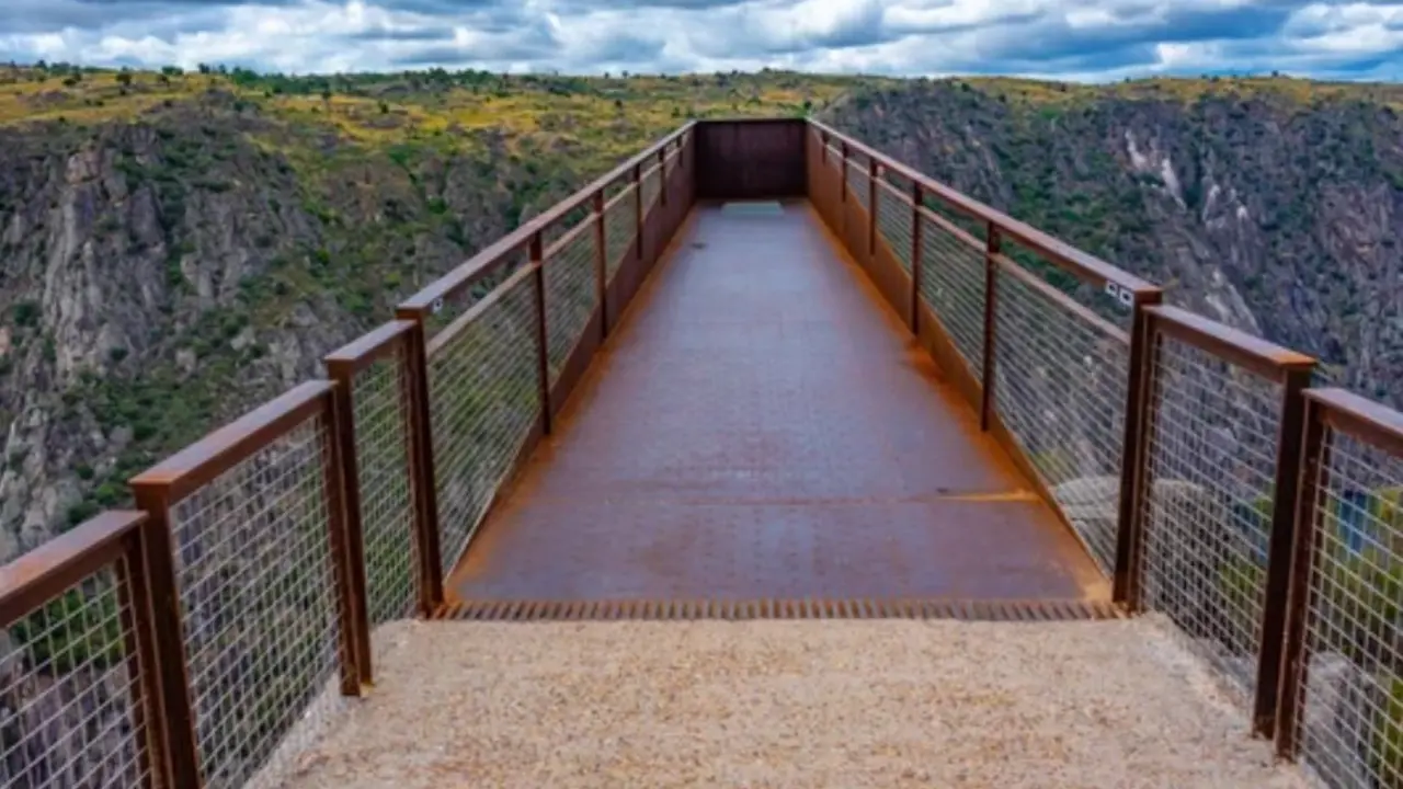 Mirador colgante sobre el Ca&ntilde;&oacute;n del Ebro, uno de los secretos mejor guardados del norte de Espa&ntilde;a.