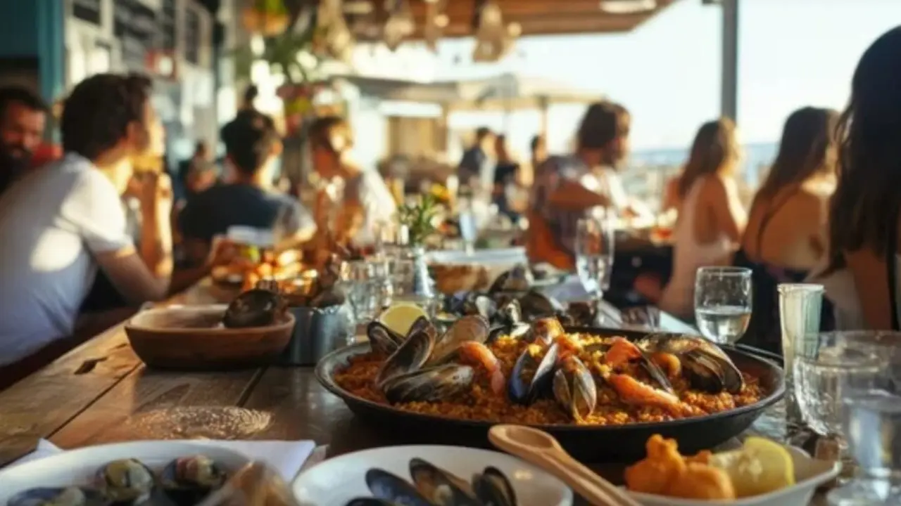 Disfrutar de un buen arroz con marisco junto al mar es uno de los grandes placeres gastron&oacute;micos de Cantabria.