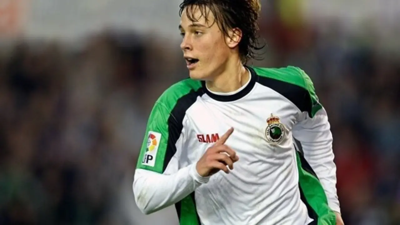 El exjugador del Racing, Sergio Canales, durante un partido con el equipo c&aacute;ntabro.