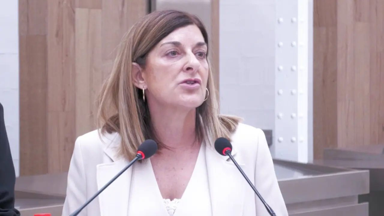 La presidenta de Cantabria, Mar&iacute;a Jos&eacute; S&aacute;enz de Buruaga, durante su intervenci&oacute;n en la inauguraci&oacute;n del mercado de Castro Urdiales, donde zanj&oacute; la pol&eacute;mica sobre los MENAS.