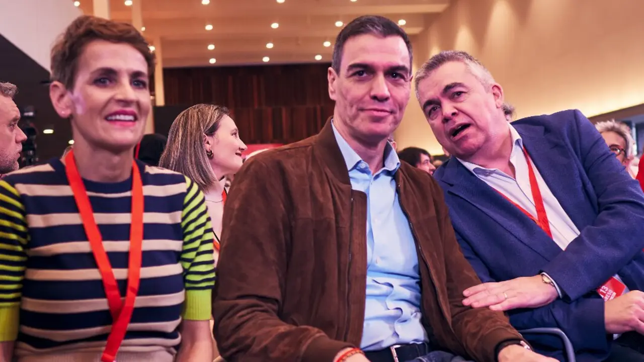 Pedro S&aacute;nchez, en el centro, junto al secretario de Organizaci&oacute;n del PSOE, Santos Cerd&aacute;n (derecha), y la presidenta de Navarra, Mar&iacute;a Chivite (izquierda), en un acto del partido. La imagen cobra relevancia tras las investigaciones que implican a Cerd&aacute;n y a la constructora navarra Servinabar 2000 S.L. en el caso Koldo.