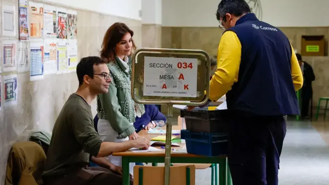 Un trabajador de Correos deposita el voto por correo en un colegio electoral de Madrid. EFE/ J.J. Guill&eacute;n
