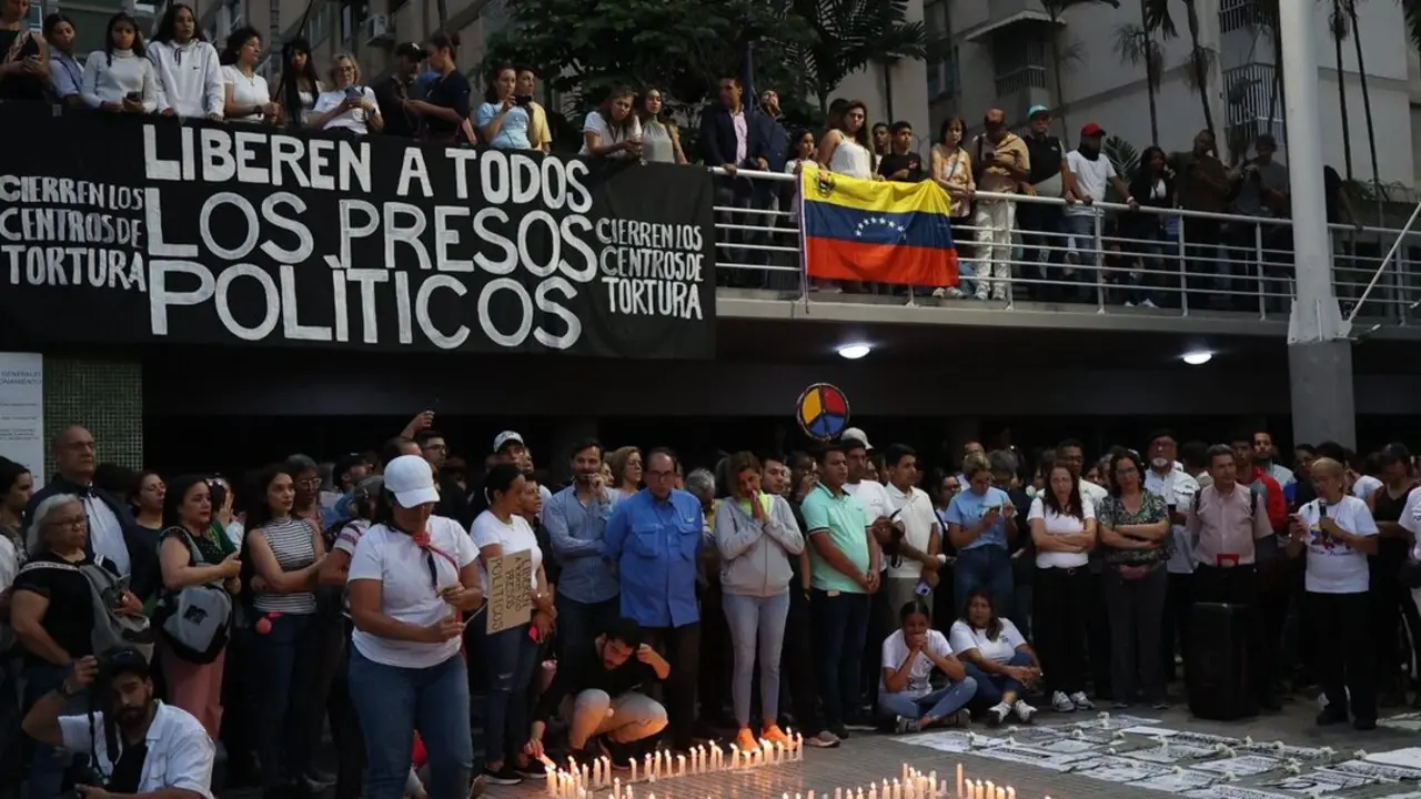 Familiares y allegados de presos pol&iacute;ticos participaron en la vigilia #UnaLuzPorLaLibertad este 8 de agosto en Los Palos Grandes, Caracas. Con velas, pancartas y fotograf&iacute;as, exigieron el fin de los centros de tortura y la liberaci&oacute;n inmediata de todos los detenidos por razones pol&iacute;ticas en Venezuela.