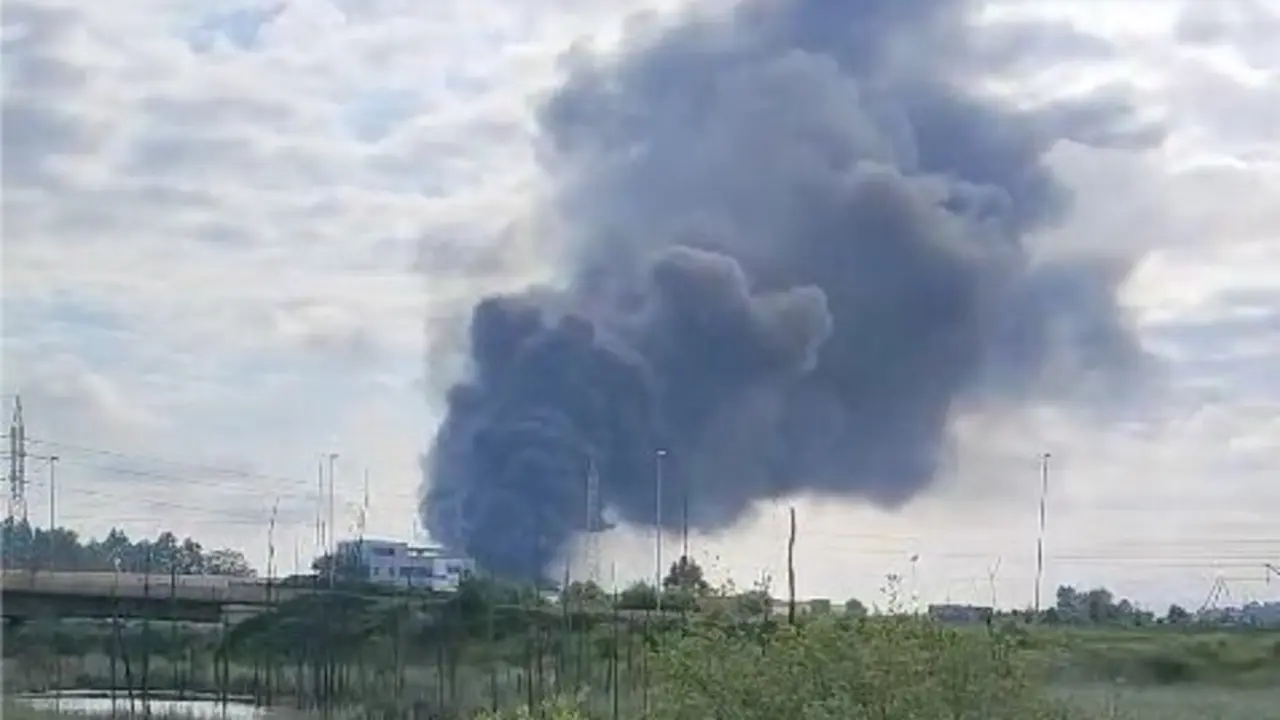 Nube de humo tras el incendio en la nave. / A.E.