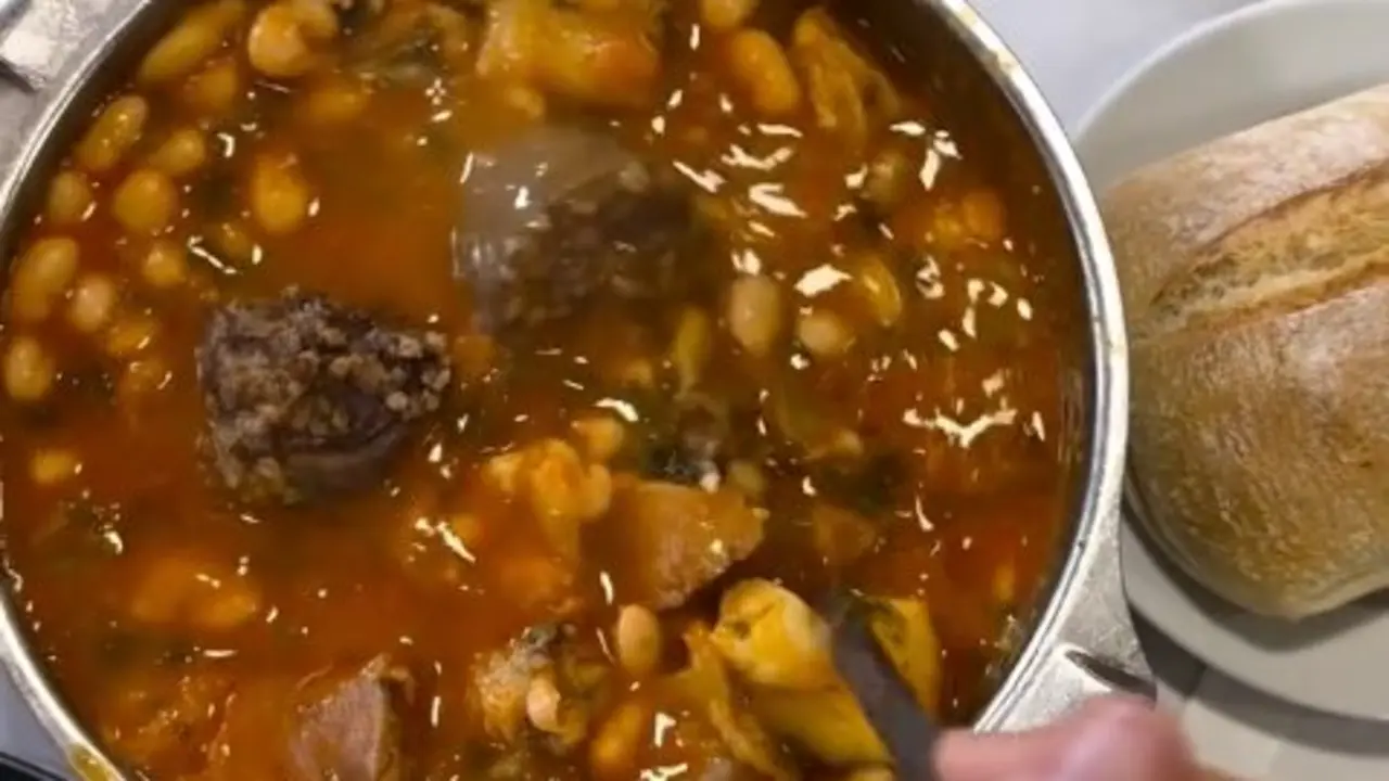 Una persona sirvi&eacute;ndose un plato de cocido. / A.E.