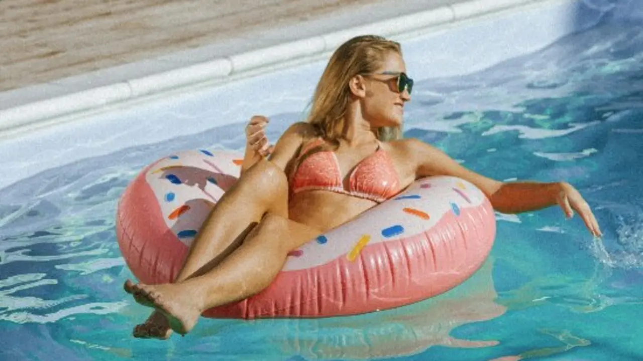 Una mujer disfruta de un ba&ntilde;o en la piscina. / A.E.