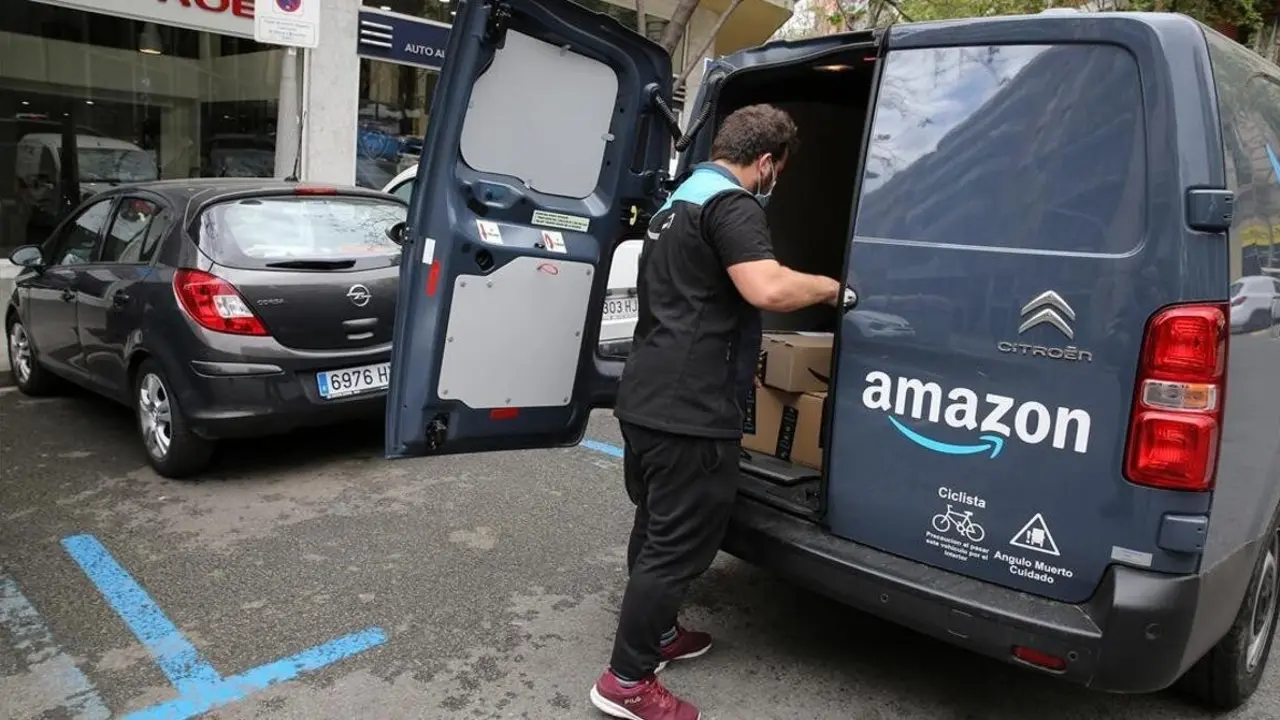 Un repartidor carga paquetes en una furgoneta de una subcontrata de Amazon en Cantabria. La compa&ntilde;&iacute;a vuelve a estar en el punto de mira por las condiciones laborales de sus trabajadores externos.