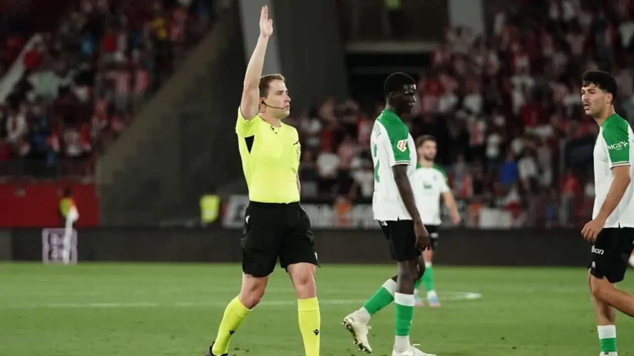 El colegiado se&ntilde;ala el final del encuentro entre Almer&iacute;a y Racing de Santander, en un partido clave para las aspiraciones de ambos equipos en LaLiga Hypermotion.