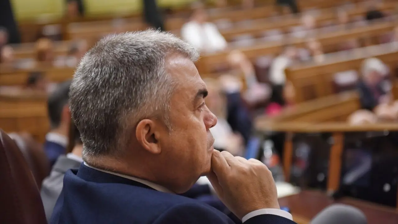 El secretario de Organizaci&oacute;n del PSOE, Santos Cerd&aacute;n, durante una sesi&oacute;n de control al Gobierno, en el Congreso de los Diputados, a 21 de mayo de 2025, en Madrid (Espa&ntilde;a). Durante la sesi&oacute;n de control, los grupos parlamentarios PP y VOX, han preguntado al Gobierno por su lista de imputados y los supuestos casos de corrupci&oacute;n. Tras la sesi&oacute;n de control, durante el pleno, el Congreso debate y vota una proposici&oacute;n no de ley del PSOE que plantea buscar medidas para incorporar a m&aacute;s mujeres en la construcci&oacute;n y mejorar la igualdad de g&eacute;nero en el sector.
Fecha: 21/05/2025. leer menos

Firma: Fernando S&aacute;nchez / Europa Press