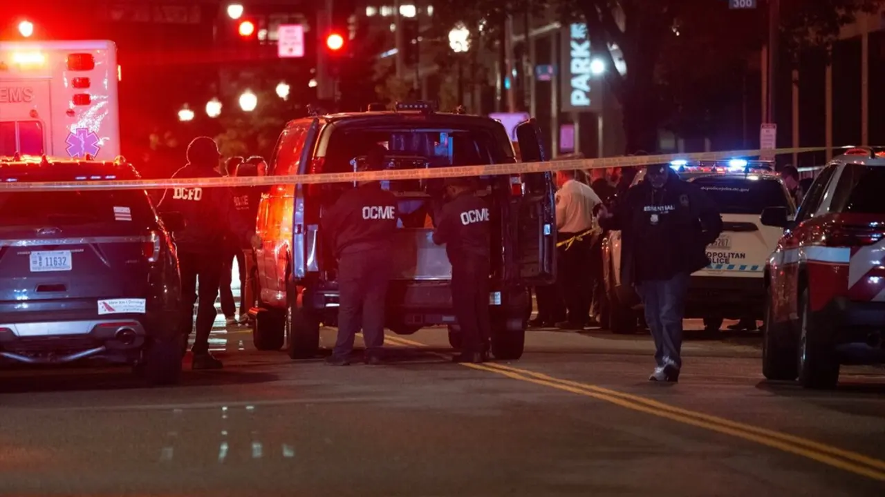 La polic&iacute;a de Washington D. C. responde a un doble tiroteo que dej&oacute; dos empleados de la Embajada de Israel muertos tras un evento en el Museo Jud&iacute;o del Capitolio. / Andrew Leyden