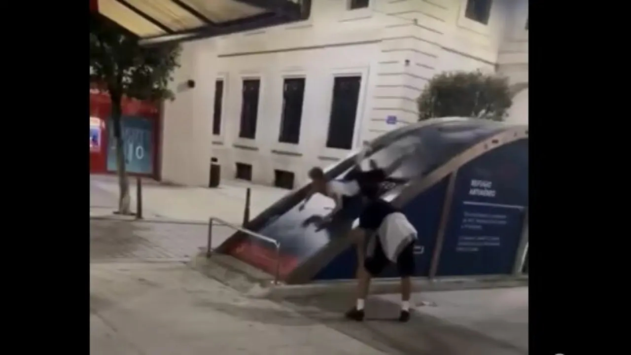 Dos j&oacute;venes ingleses de fiesta por Santander. / RRSS