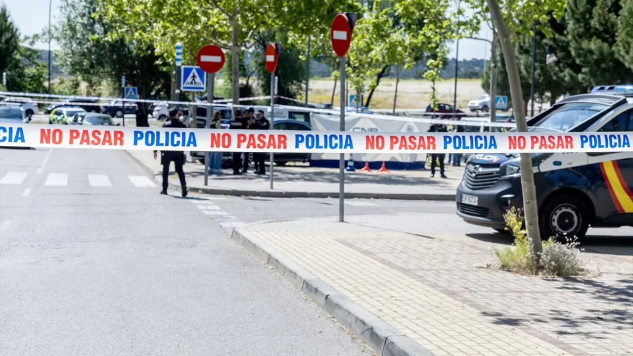 Agentes de la Polic&iacute;a Cient&iacute;fica trabajan en el lugar en el que han ocurrido los hechos. / Ricardo Rubio