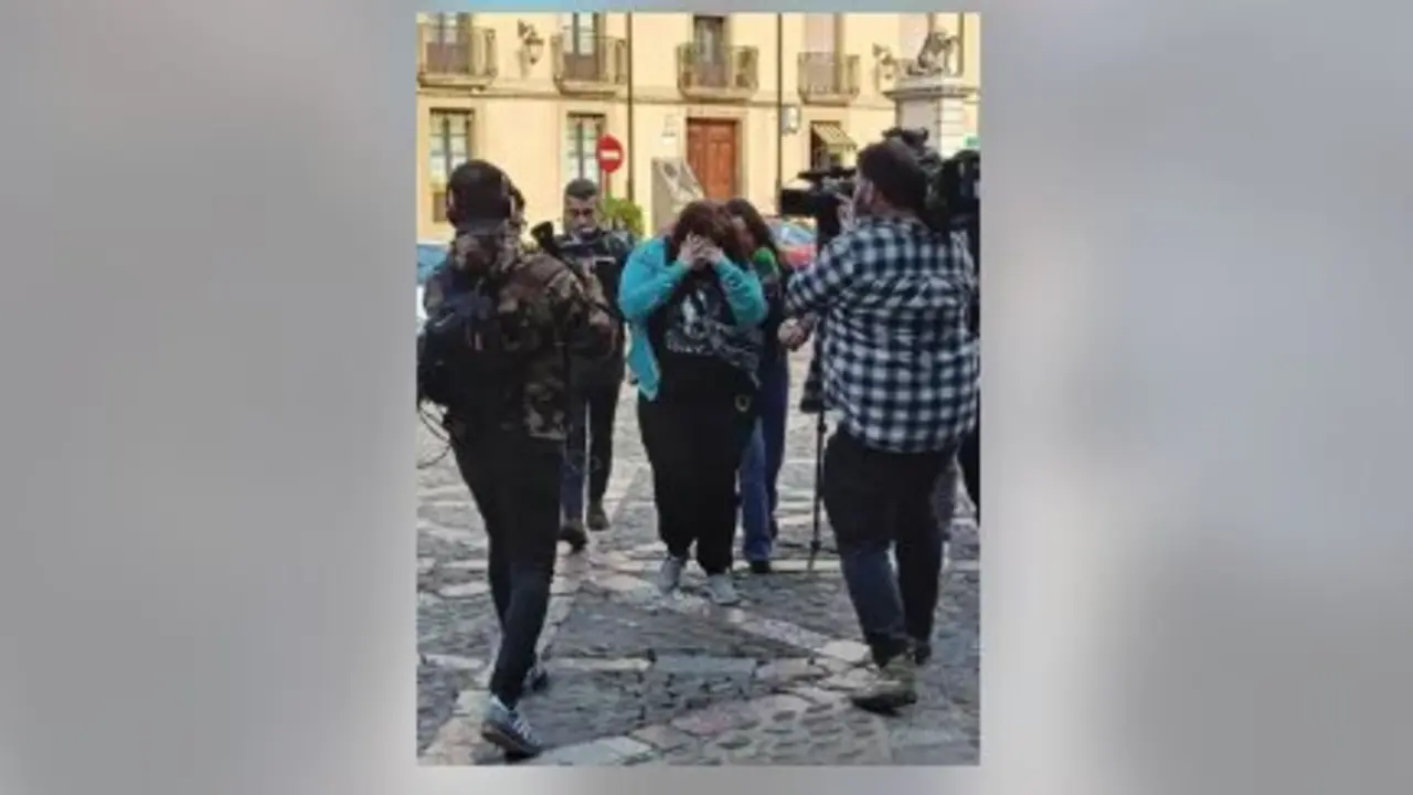 N.T.G., acusada de suministrar burundanga a siete personas para despu&eacute;s sustraer su dinero, a su llegada a la Audiencia Provincial de Le&oacute;n. / EP