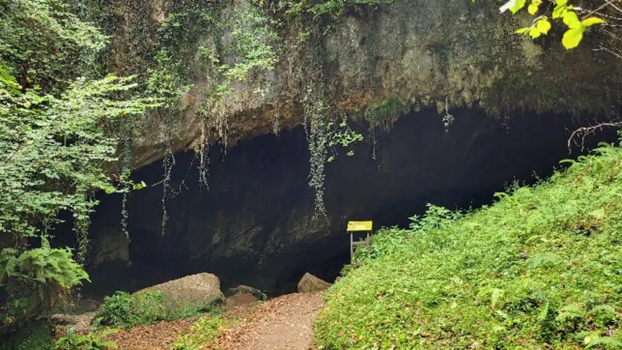 Exterior de la cueva del Valle. / A.E.