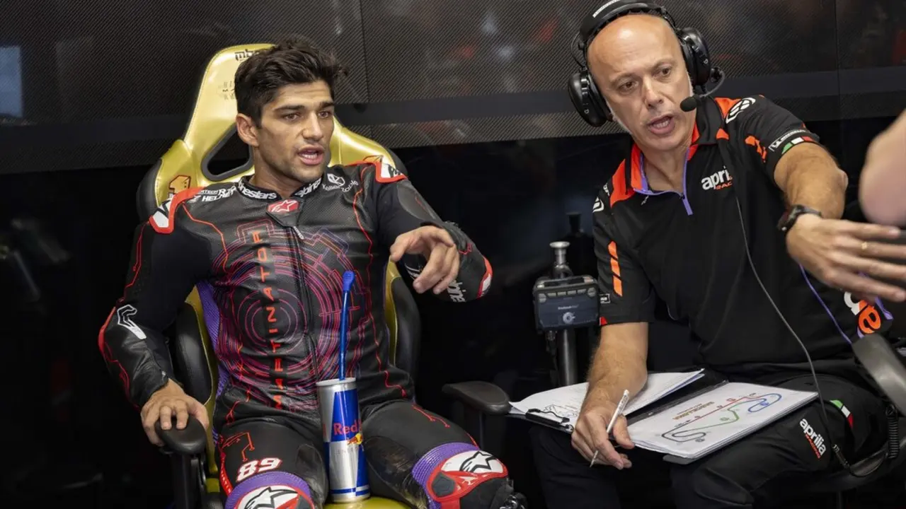 Jorge Martin conversando con el equipo de Aprilia. / EP