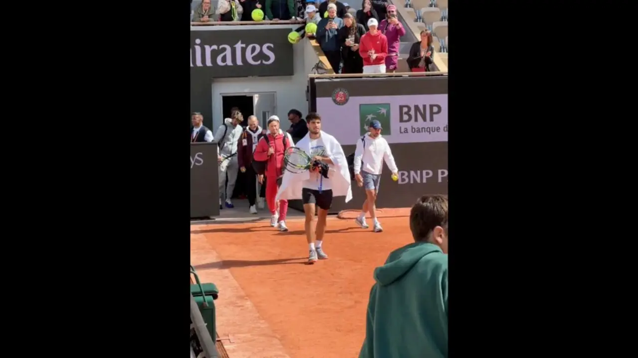 Carlos Alcaraz entrando en la Philippe Chatrier. / X