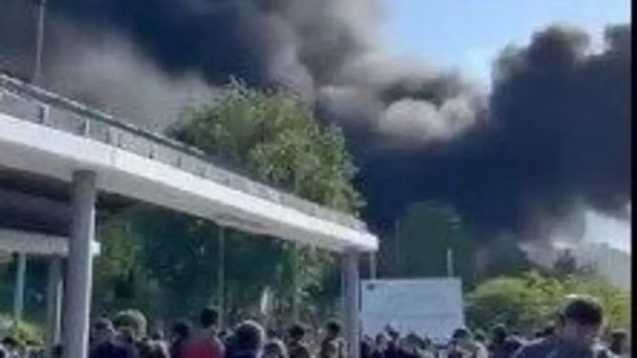 Gran nube de humo negro por un incendio en la Universidad de Cantabria. / rtve