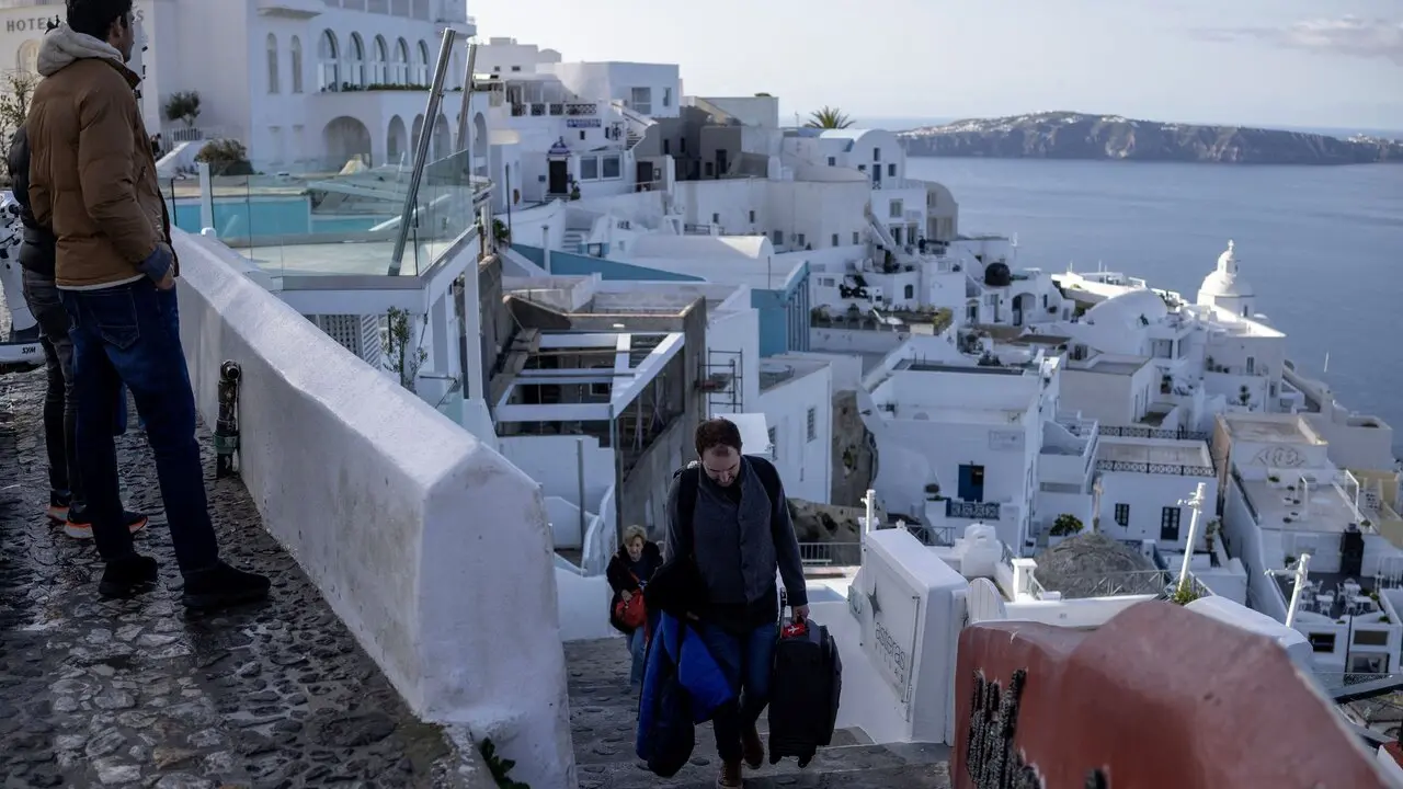 Varias personas abandonando Santorini por temor a los terremotos. / RTVE