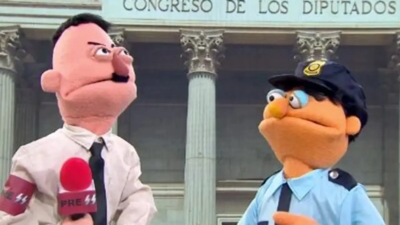 Captura del sketch con marionetas en el que se compara a los periodistas acreditados en el Congreso con Adolf Hitler. / X