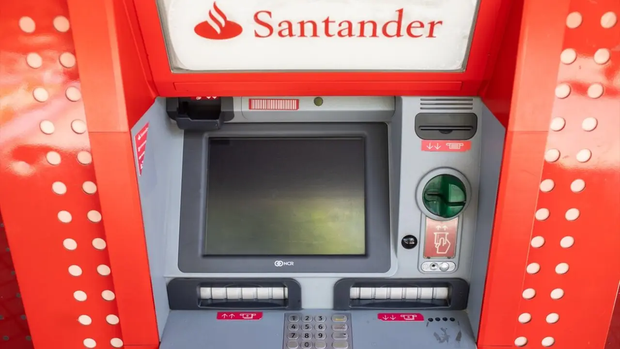 Cajero autom&aacute;tico del Banco Santander. / Alejandro Mart&iacute;nez Velez