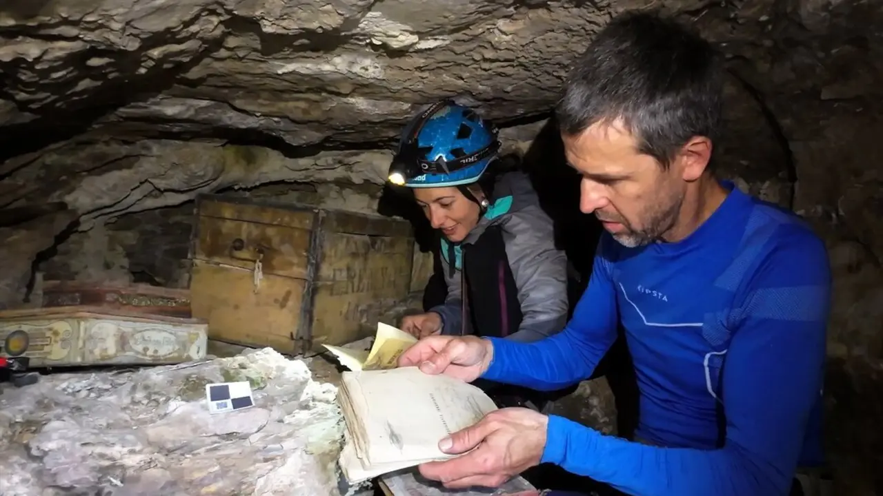 Cultura recupera los documentos y enseres de la cueva refugio de la Brigada Machado en Li&eacute;bana. / A.E.