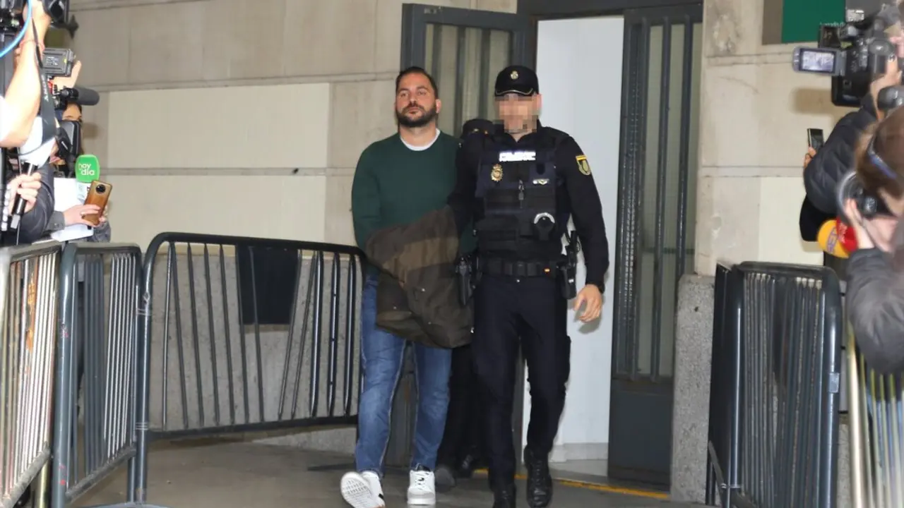 El sobrino de Mar&iacute;a del Monte, Antonio Tejado, a su salida de la Audiencia Provincial de Sevilla. / Leandro Wassaul
