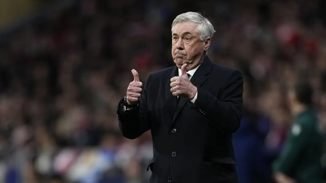 El entrenador del Real Madrid, Carlo Ancelotti, durante un partido ante el Atl&eacute;tico de Madrid. / EP