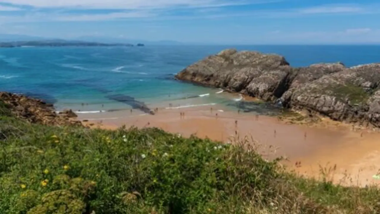 Playa de Somocuevas, en Liencres. / A.S.