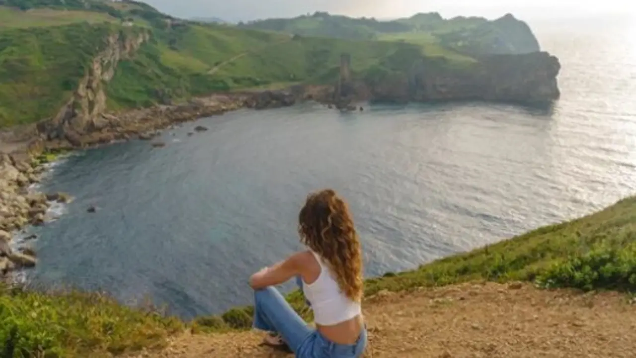 Una persona disfruta del paisaje en Cantabria. / A.S.