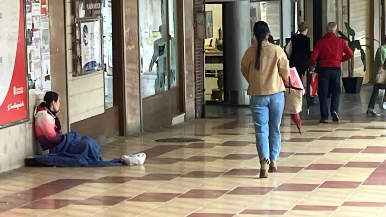 Una indigente en una de las arterias principales de la ciudad. / S.D.