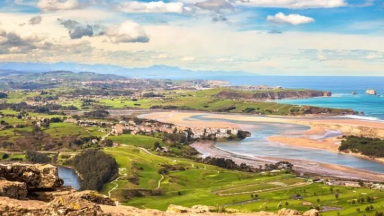 Vista panor&aacute;mica y en altitud desde el Monte La Picota de la r&iacute;a y la playa de Mogro. / A.S.