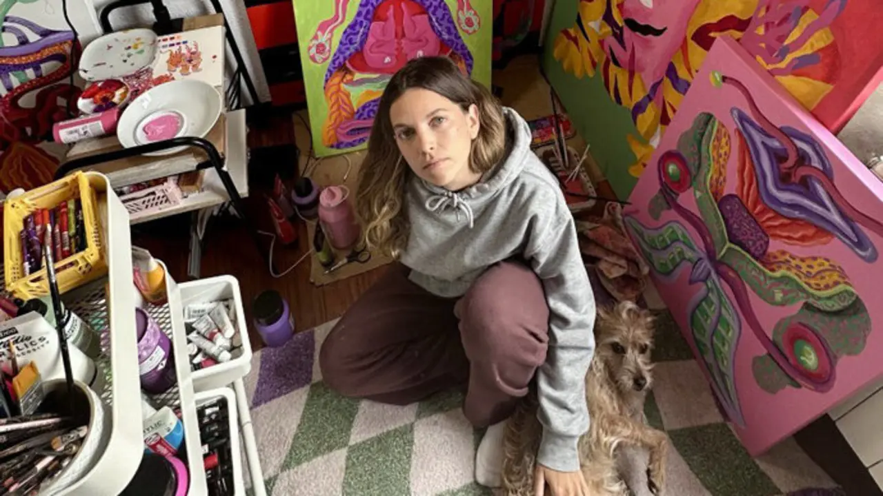 Cristina Arce junto a piezas de la exposici&oacute;n 'Entuerto'. / ep