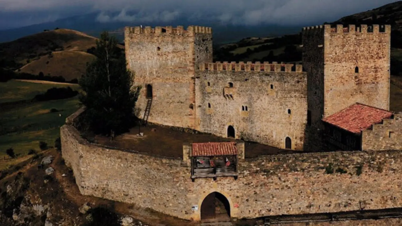 Fotograma del documental sobre el castillo de Argueso. / x