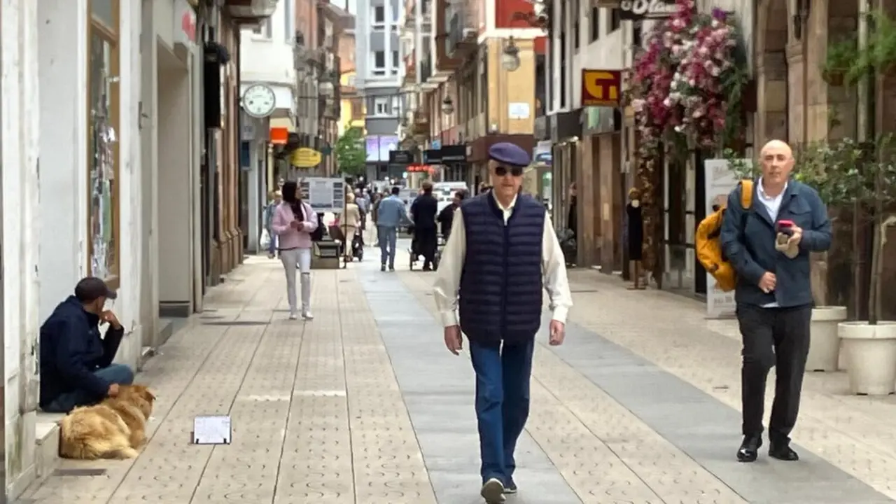 Una persona paseando por l Calle Consolaci&oacute;n. / S.D.
