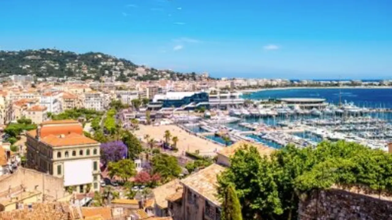 Vista panor&aacute;mica de la Riviera Francesa con yates en Cannes. / A.S.