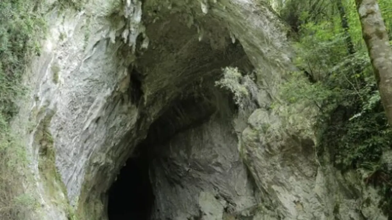 Entrada a la Cueva de Cullalvera, Ramales de la Victoria. / A.S.