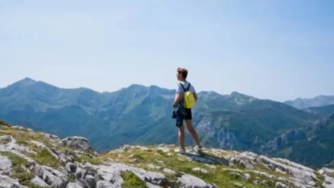 Una persona disfrutando de un d&iacute;a soleado en Cantabria. / A.S.