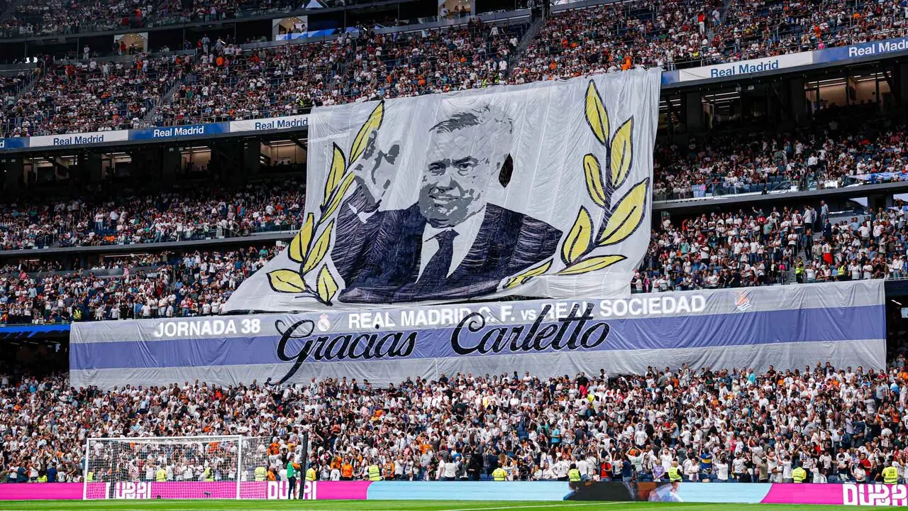 Una de la pancartas gigantes puestas en las gradas. / X