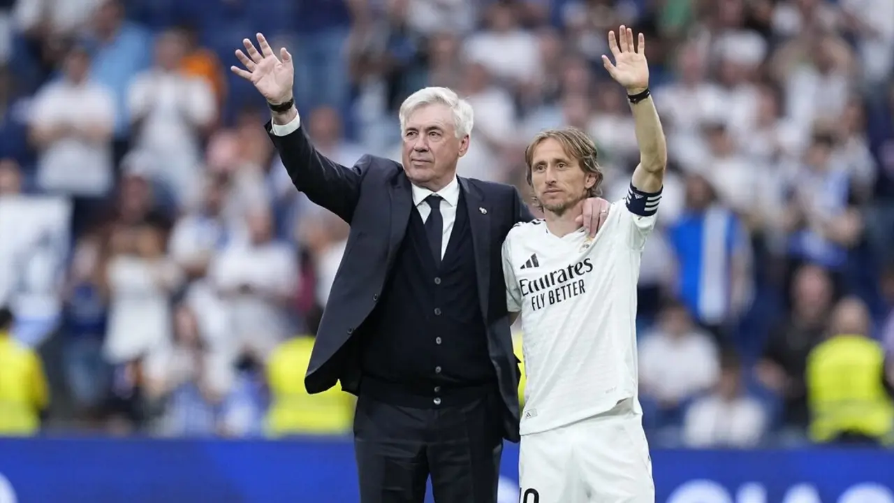 Modric y Ancelotti se despiden de la afici&oacute;n del Bernab&eacute;u. / EP