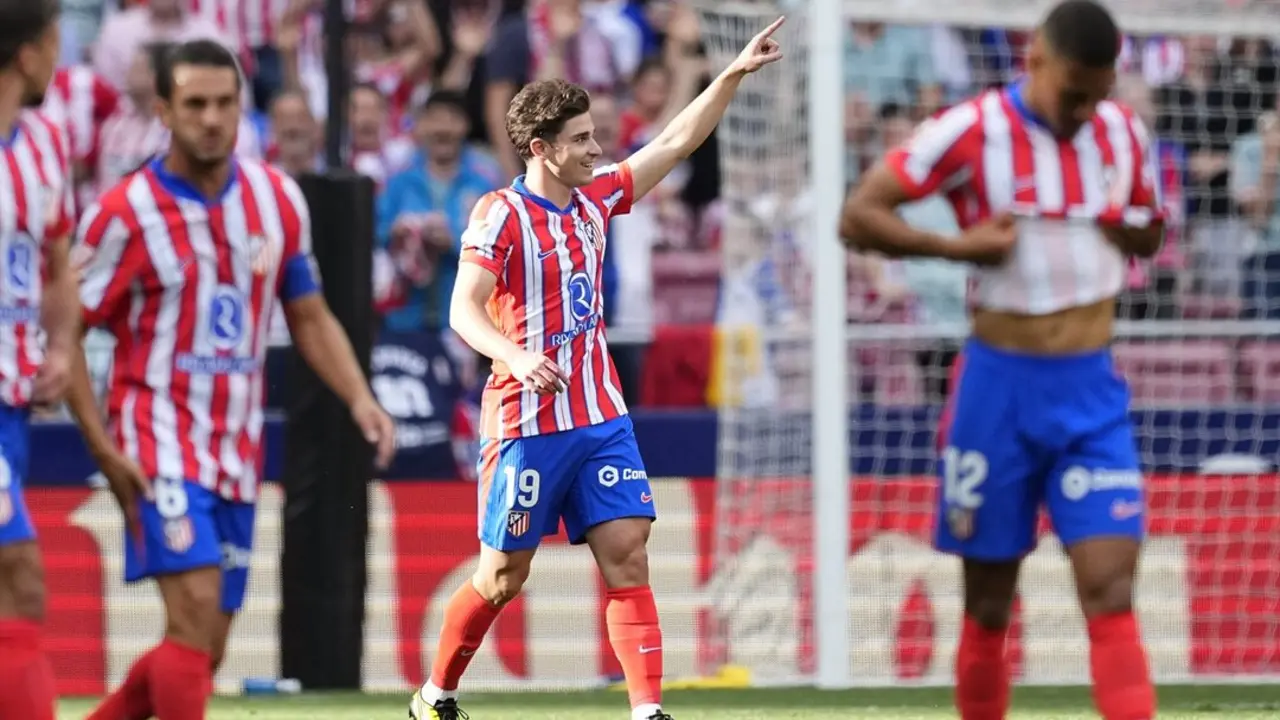 Juli&aacute;n &Aacute;lvarez celebra su gol ante el Betis. / EP