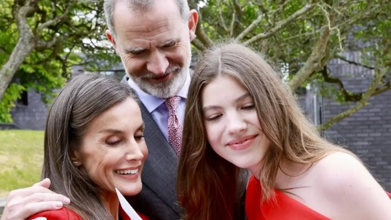 Los Reyes junto a Sof&iacute;a en su graduaci&oacute;n. / Casa Real