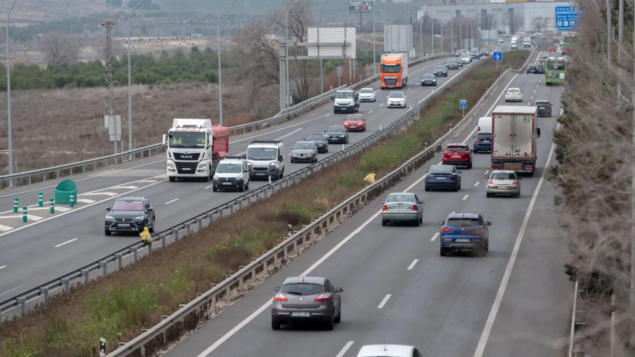 Varios veh&iacute;culos circulan por la carretera. / Alberto Ortega